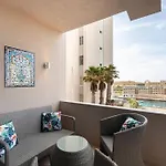 Lägenhet One Of A Kind, Seafront In St Georges Bay By 360 Estates