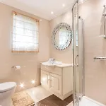 Lägenhet One Of A Kind, Seafront In St Georges Bay By 360 Estates