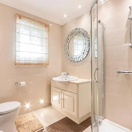 Apartmán One Of A Kind, Seafront In St Georges Bay By 360 Estates