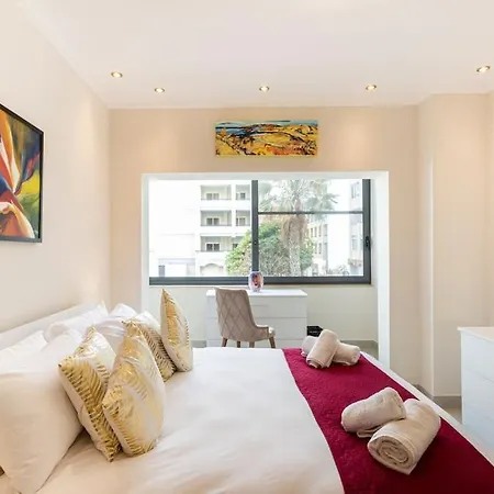 One Of A Kind, Seafront In St Georges Bay By 360 Estates شقة