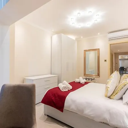 Apartmán One Of A Kind, Seafront In St Georges Bay By 360 Estates *